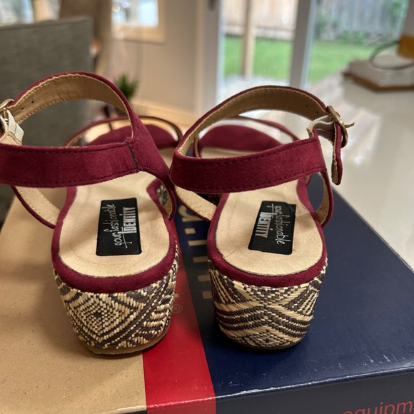 Burgundy Low Wedge Sandals – EU 38 - Picture 6 of 10